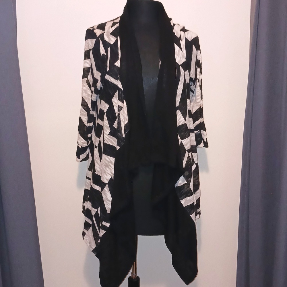 Bar III Bohemian boho Black Cream sharkbite hem
Cardigan Shall sweater M